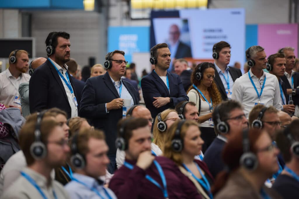 btl next | Kopfhörer Headset Menschen | Adesso Digital Day | Kompetenz Ton